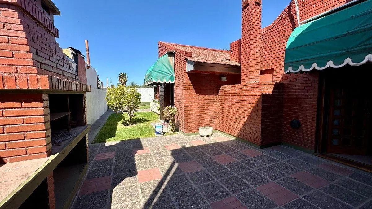 VENTA DE CASA DE CATEOGRIA EN MAIPU 5