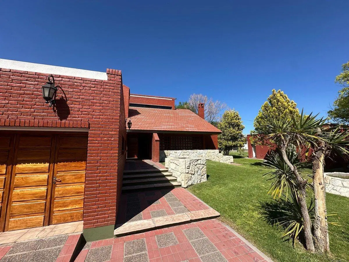 VENTA DE CASA DE CATEOGRIA EN MAIPU 4