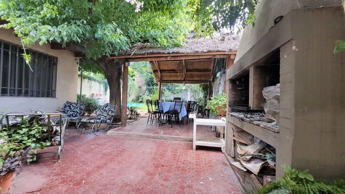 CASA EN VENTA-5 DORM-PILETA-CUARTA OESTE 5