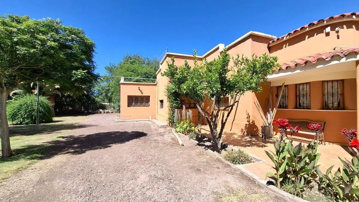 Finca con casa, departamentos y galpón en venta 2