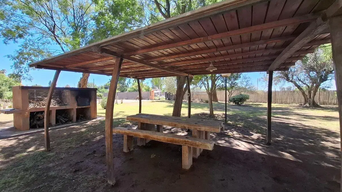 Finca con casa, departamentos y galpón en venta 3