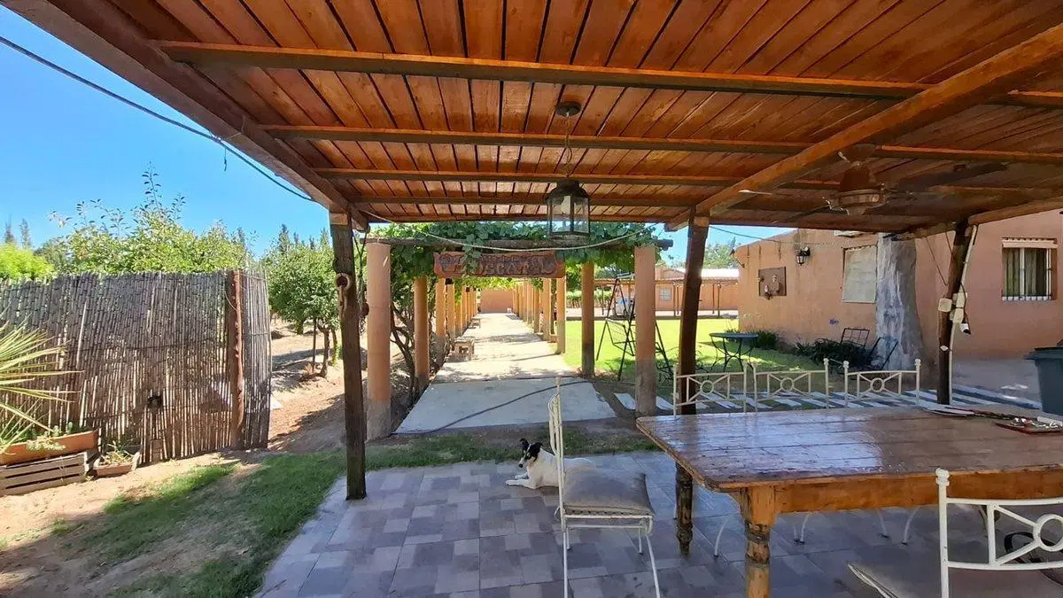 Finca con casa, departamentos y galpón en venta 4
