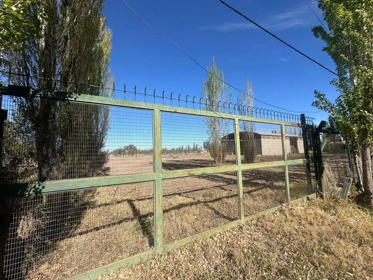 VENTA DE GALPON 400 m2 SOBRE CALLE SERPA 2