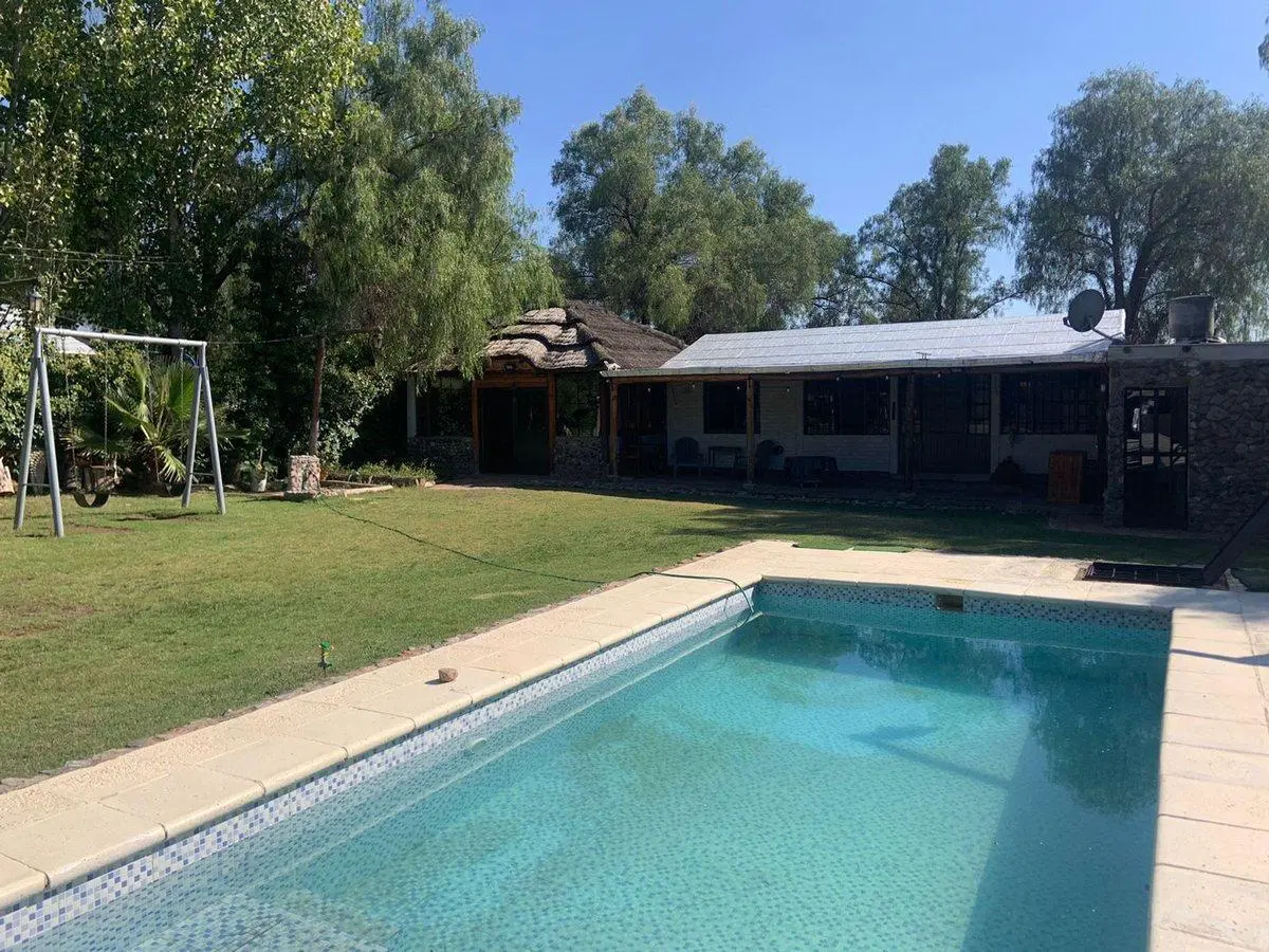 En venta casa con quincho y piscina 2