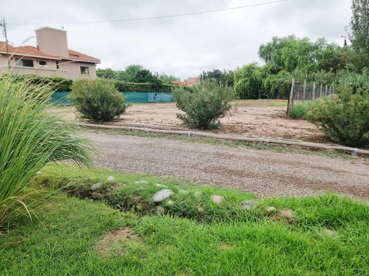 LOTE 1373 m² - EN B° PRIVADO EN GUAYMALLEN 5