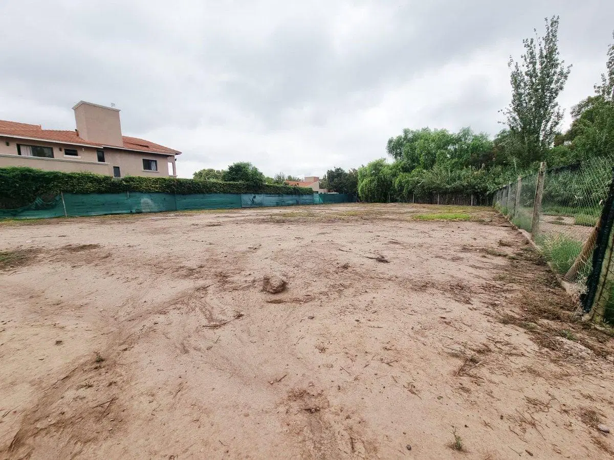 LOTE 1373 m² - EN B° PRIVADO EN GUAYMALLEN 8