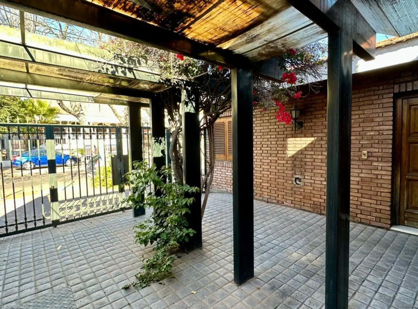 VENTA CASA CON JARDIN EN BARRIO BOMBAL GODOY CRUZ 5