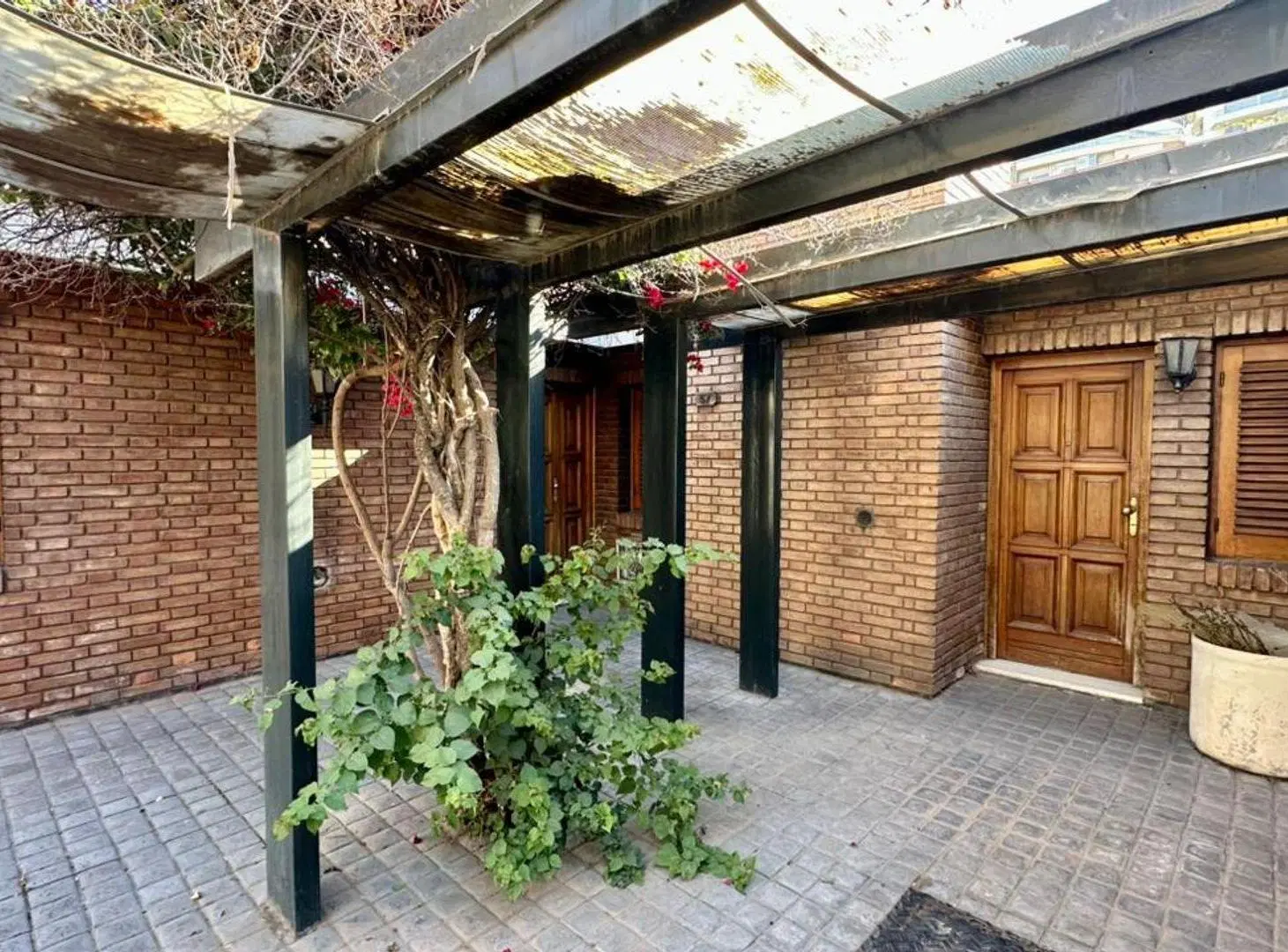 VENTA CASA CON JARDIN EN BARRIO BOMBAL GODOY CRUZ 2