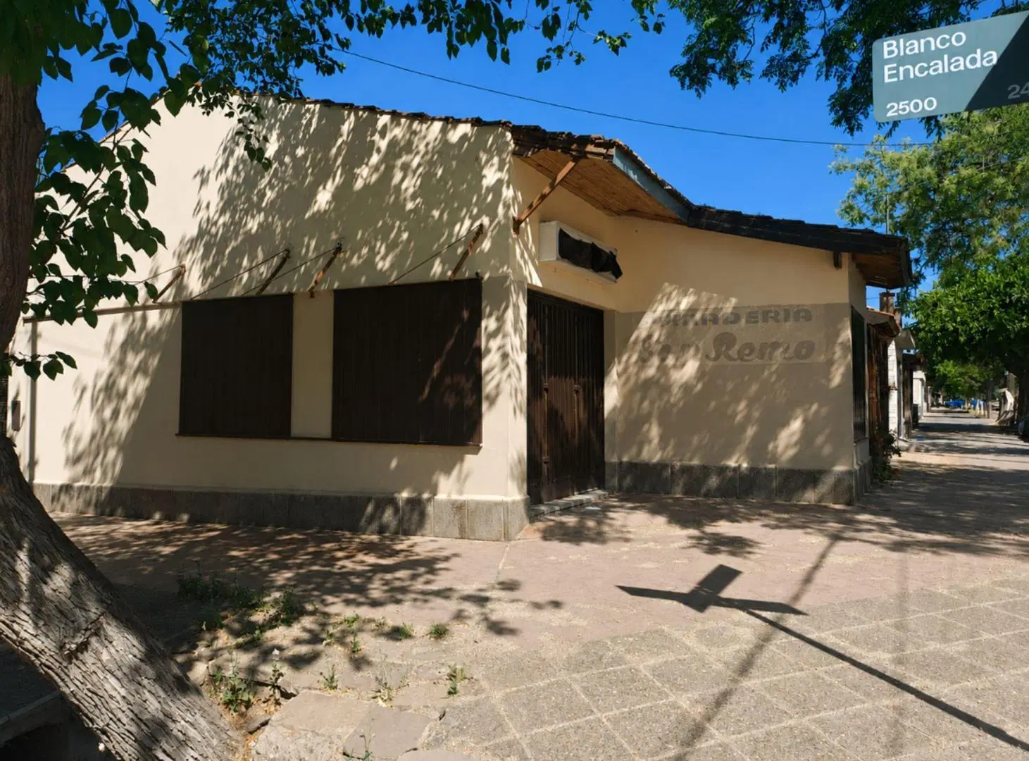 EXCELENTE PROPIEDAD ESQUINA CASA Y LOCAL COMERCIAL 3