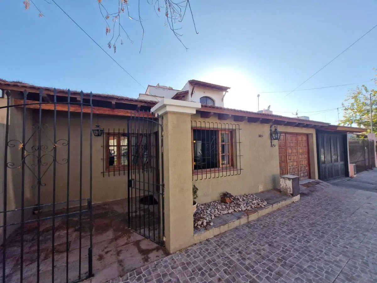 CASA EN VENTA B° SEMIPRIVADO AMANECER DE ORO 2