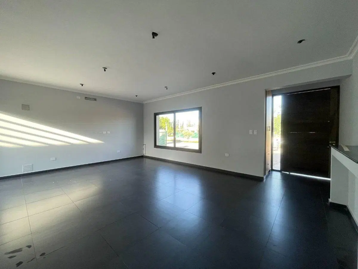 Casa en Venta - Barrio privado La Quebrada - Luján 2