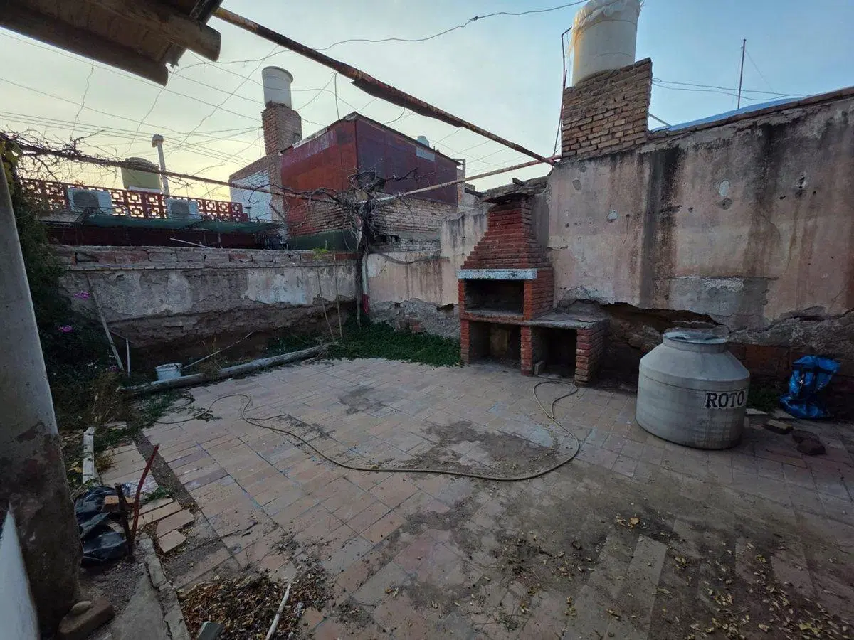 Venta de casa a reciclar en Dorrego 5