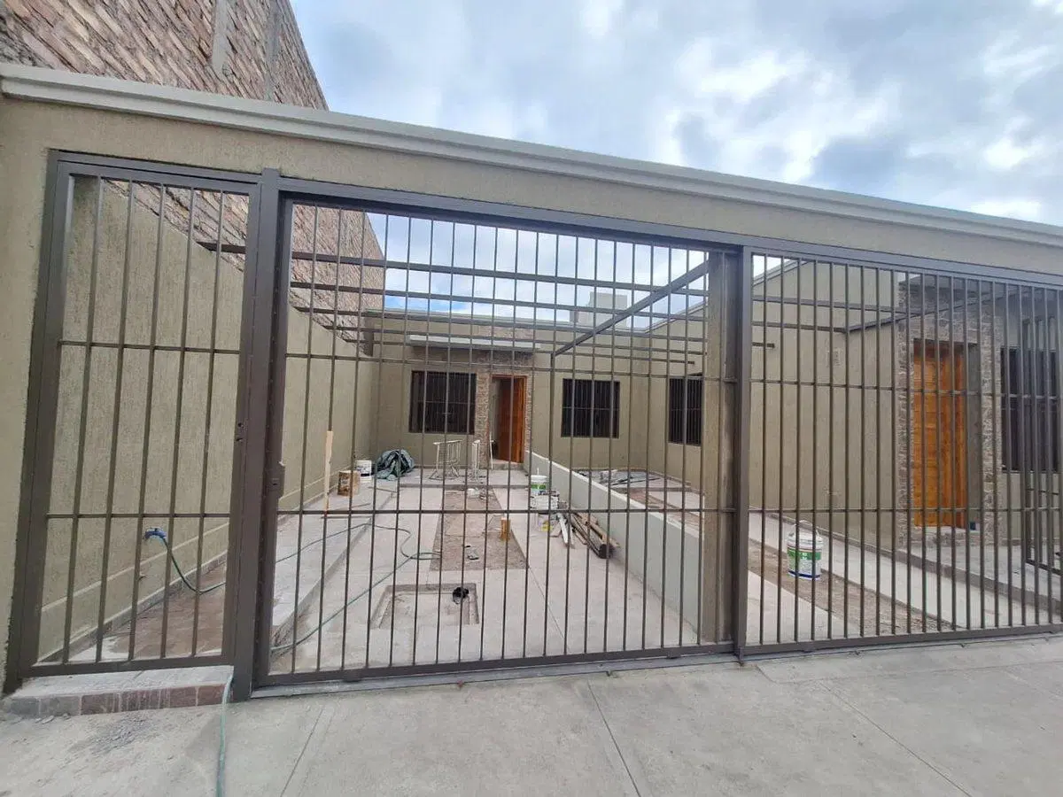 VENTA DE CASA A ESTRENAR CON PATIO EN CARRODILLA 3