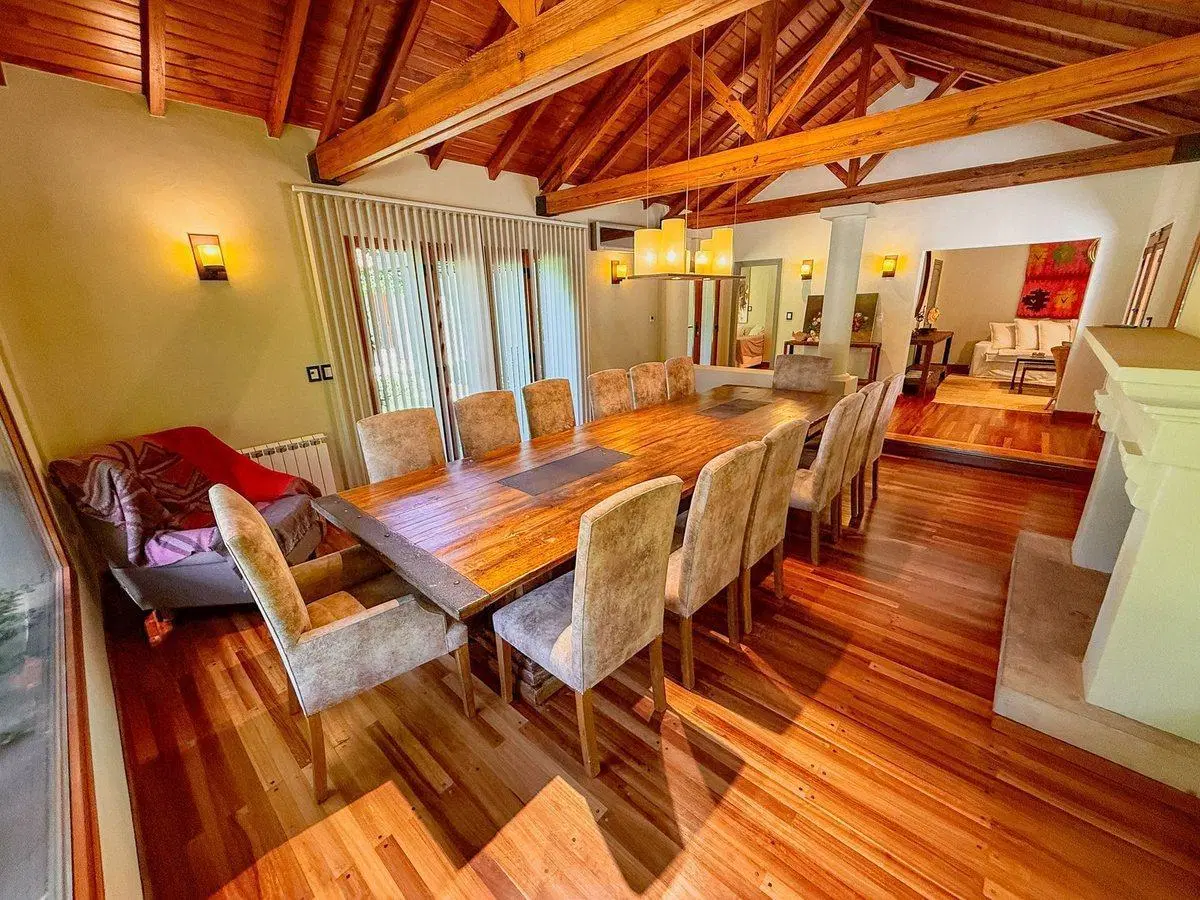 Casa 6 dormitorios en venta Lujan de Cuyo jardin 3