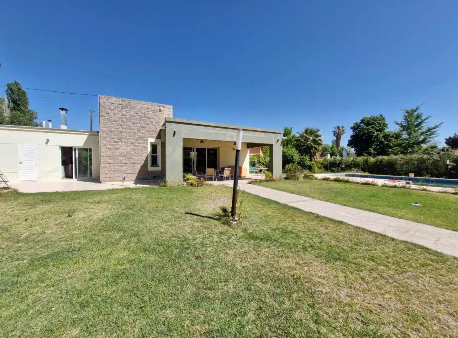 VENTA TERRENO CON QUINCHO TIPO SALÓN LA PUNTILLA 3