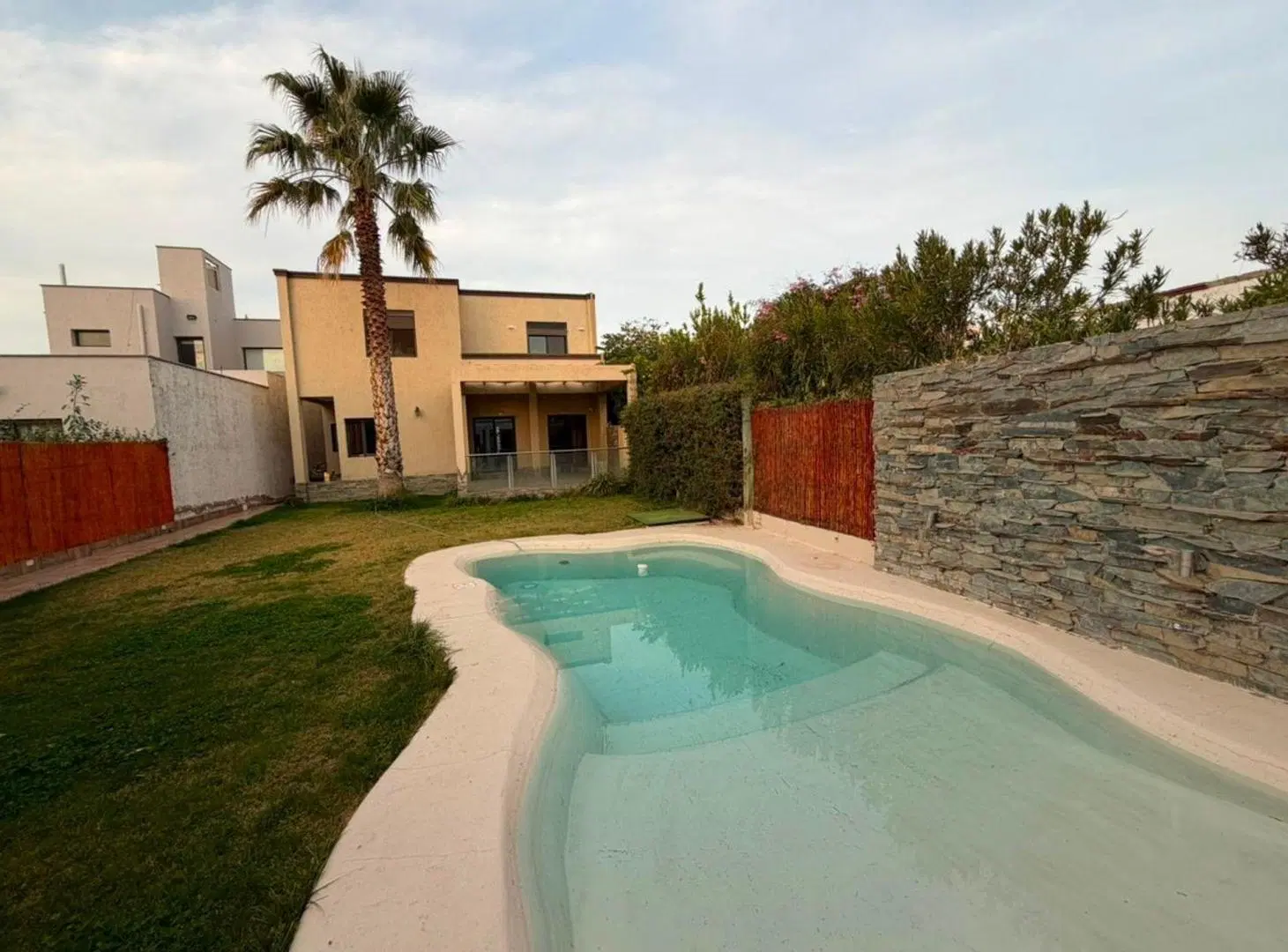 CASA EN VENTA BARRIO LOS SOLARES, RODEO DEL MEDIO 2
