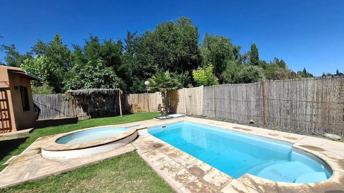 Finca con casa, departamentos y galpón en venta 2