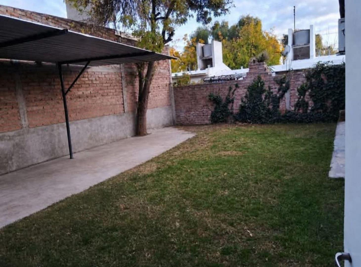Foto de CASA EN VENTA 2 DORMITORIOS + DEPARTAMENTO LUJAN, imagen 3