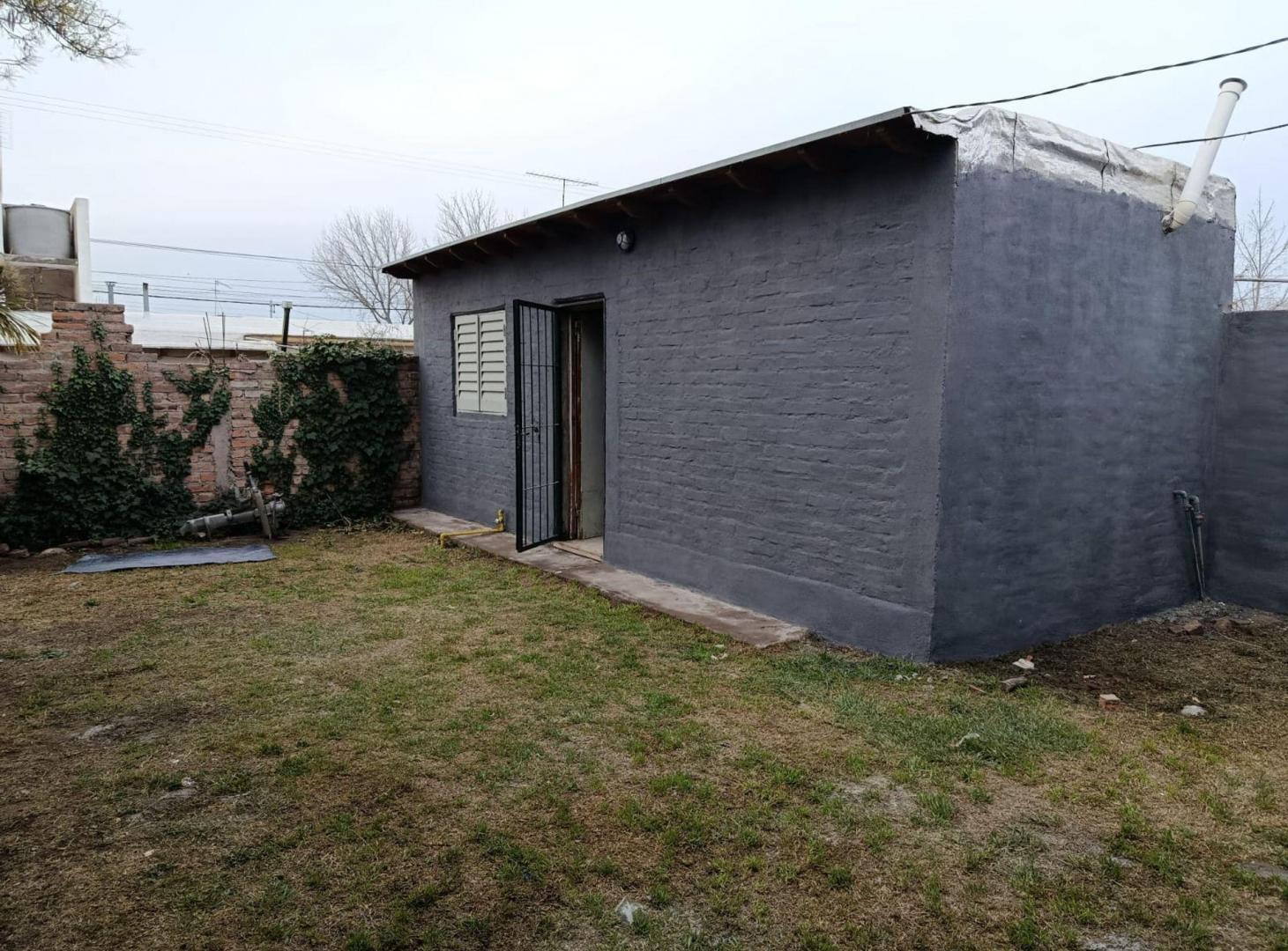 Foto de CASA EN VENTA 2 DORMITORIOS + DEPARTAMENTO LUJAN, imagen 2