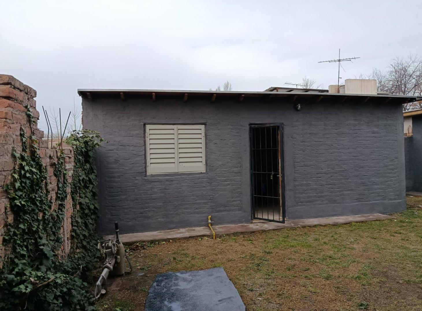 Foto de CASA EN VENTA 2 DORMITORIOS + DEPARTAMENTO LUJAN, imagen 4