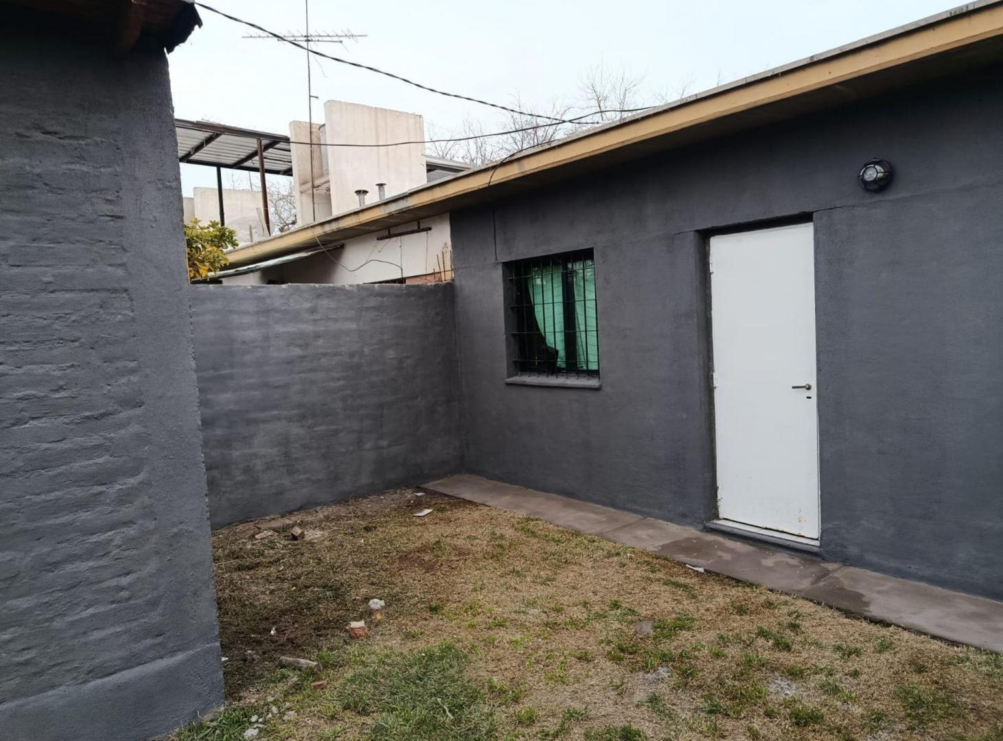 Foto de CASA EN VENTA 2 DORMITORIOS + DEPARTAMENTO LUJAN, imagen 5