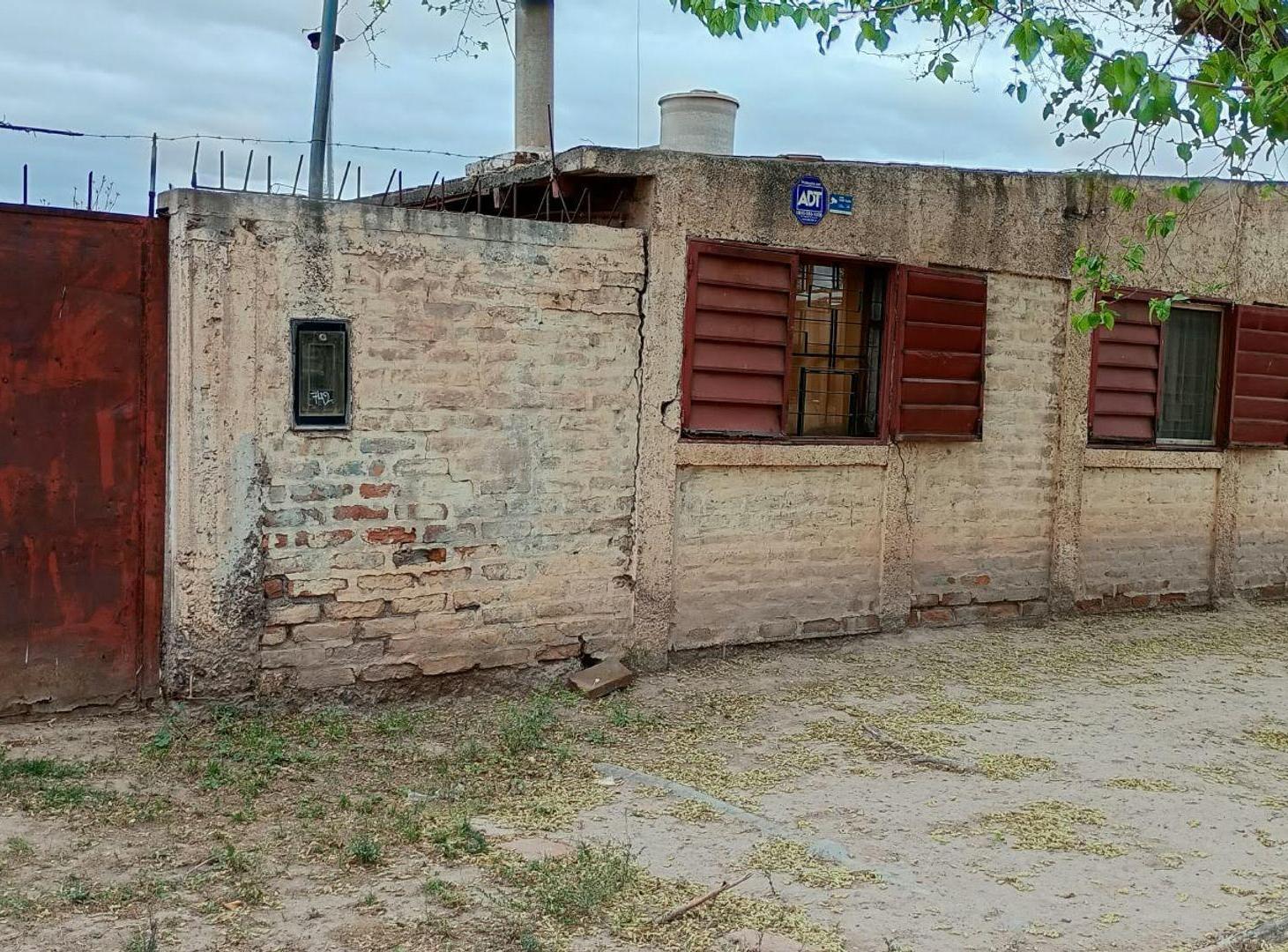 Foto de CASA A RECICLAR DE MATERIAL CON LOTE LAS HERAS!!, imagen 1