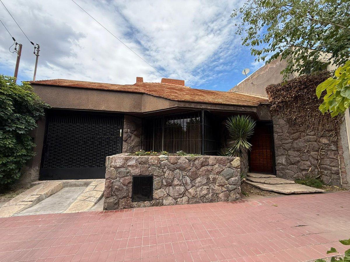 Foto de CASA EN VENTA- SEXTA SECCIÓN, CIUDAD DE MENDOZA, imagen 1