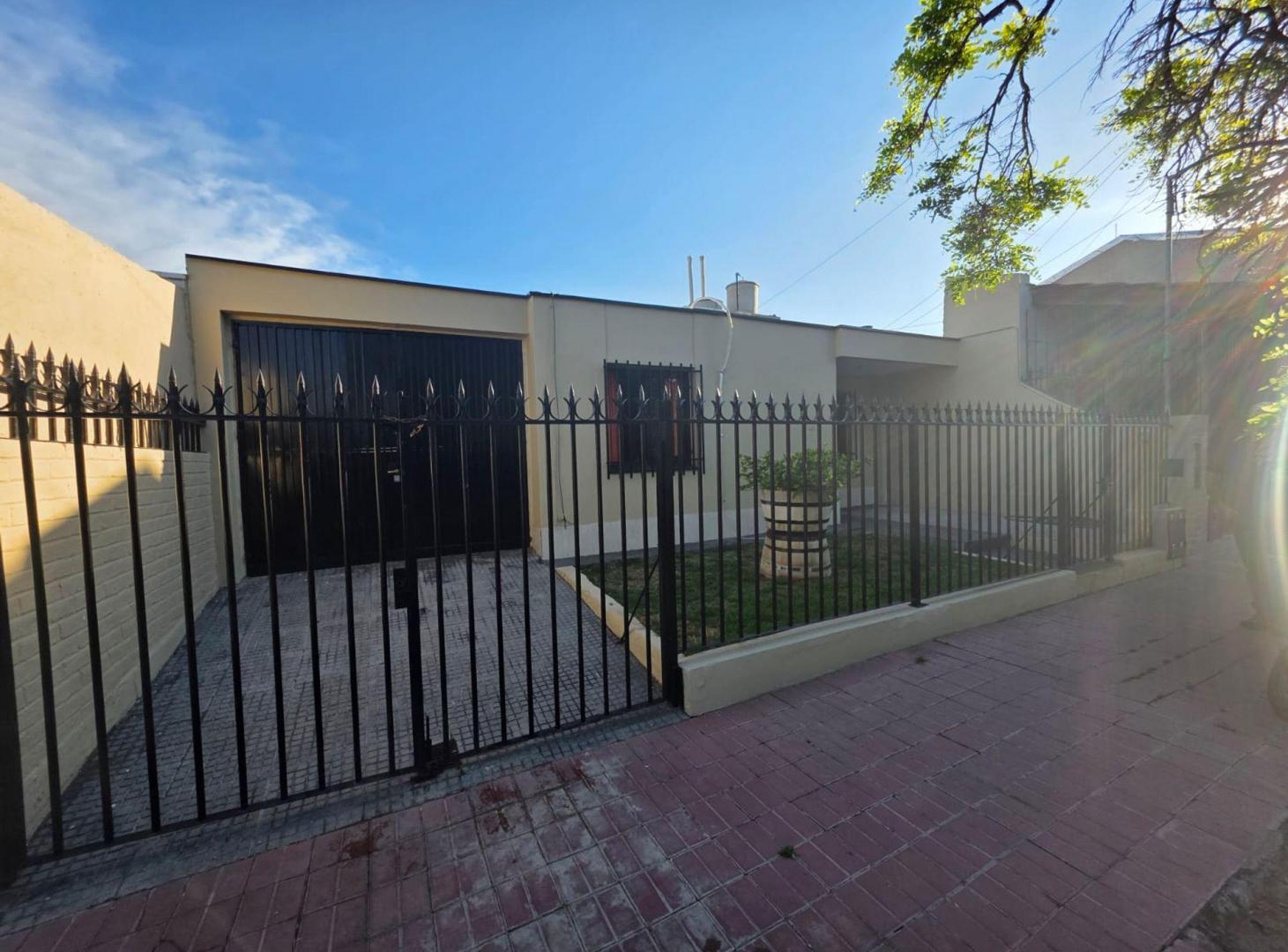Foto de Venta de casa B° Jardin Luzuriaga- Maipú. 5 ambien, imagen 1