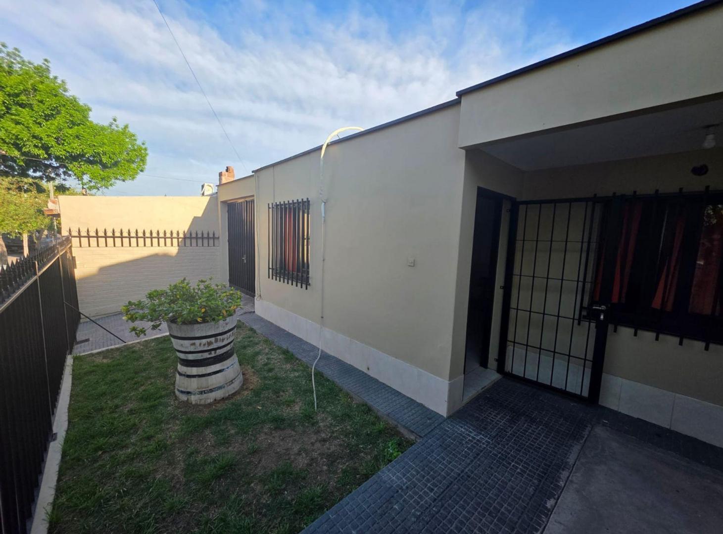 Foto de Venta de casa B° Jardin Luzuriaga- Maipú. 5 ambien, imagen 2