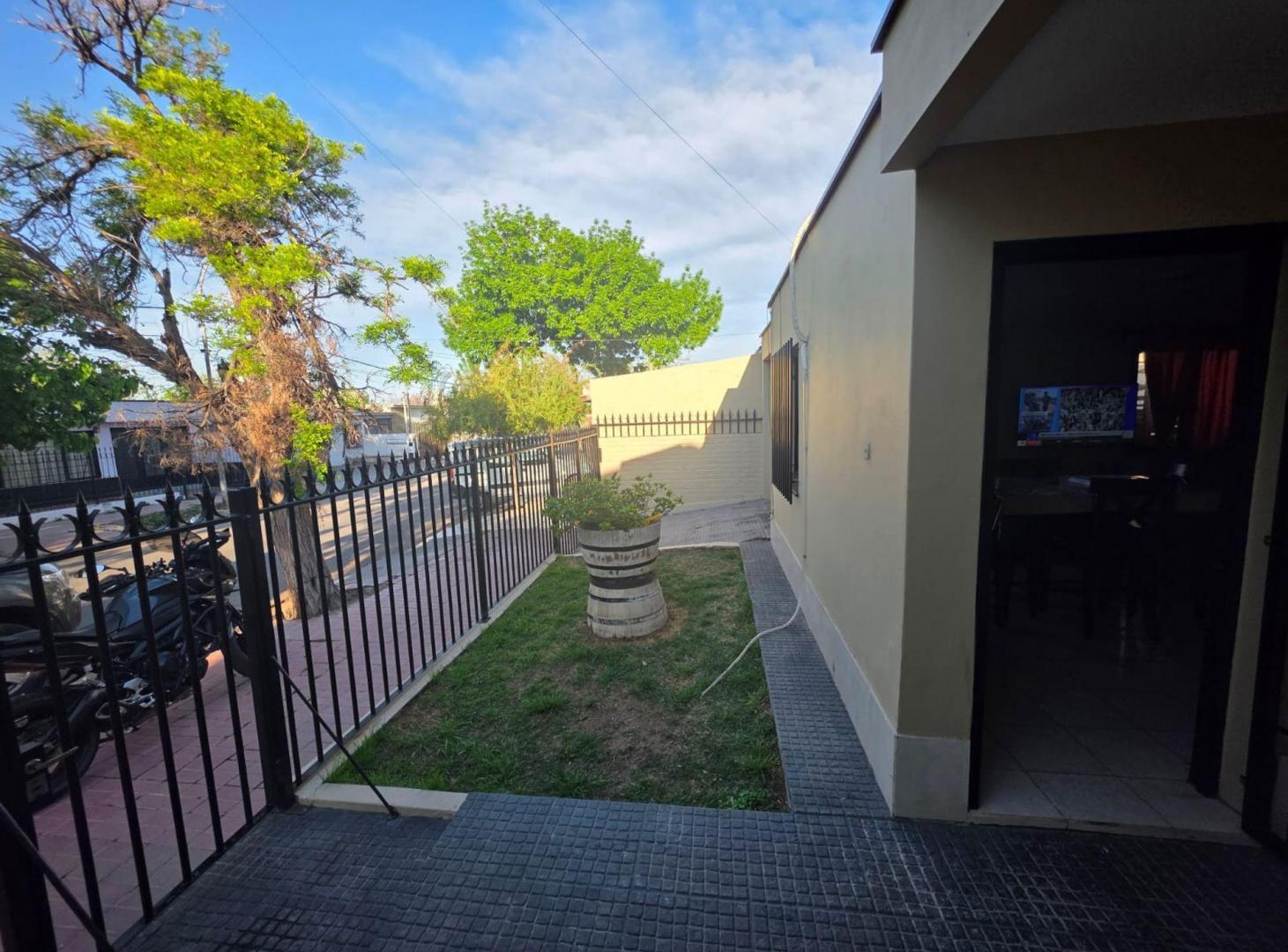 Foto de Venta de casa B° Jardin Luzuriaga- Maipú. 5 ambien, imagen 3
