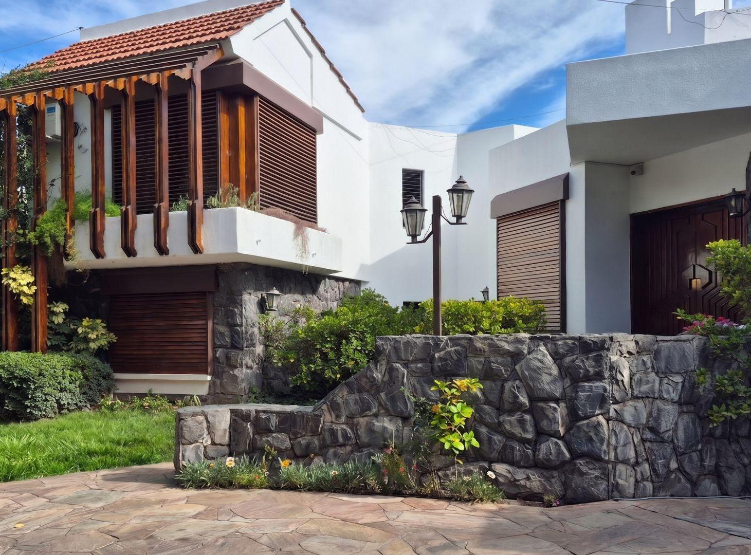 Foto de MAGNIFICA CASA EN VENTA EN CIUDAD DE MENDOZA, imagen 1