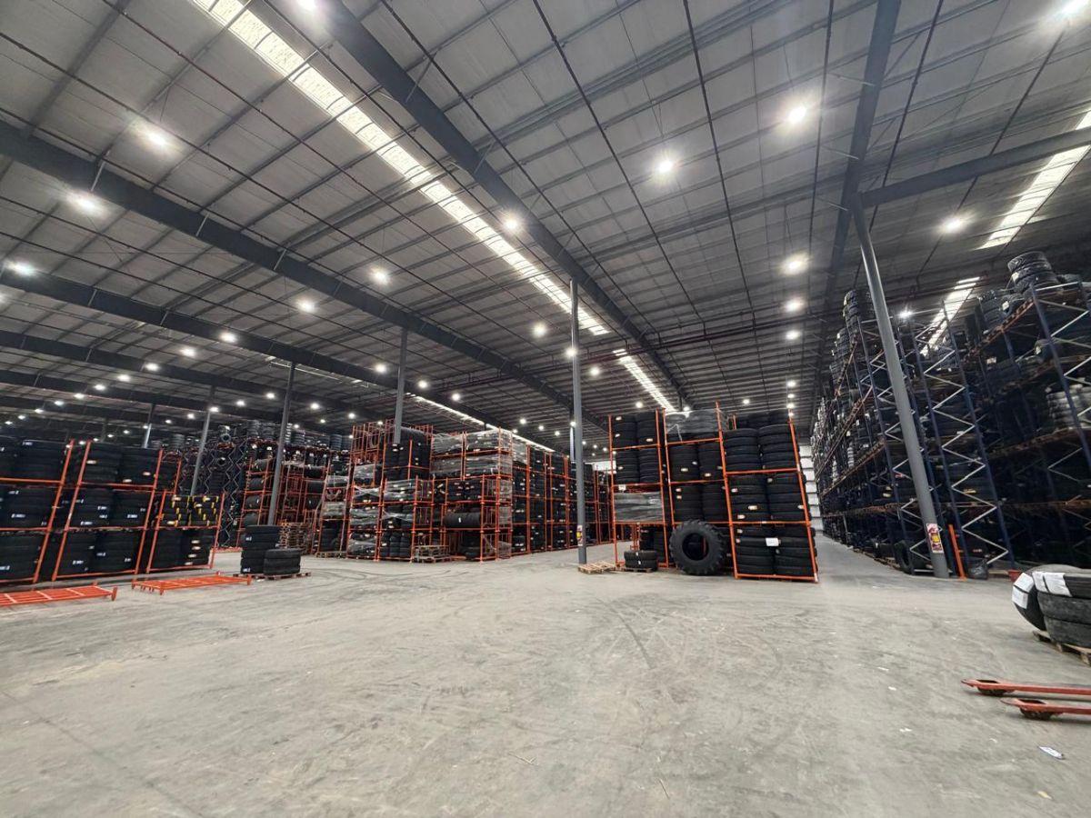 Foto de Nave Logística en Alquiler | Polo Industrial Ezeiza | 13.680 m², imagen 1