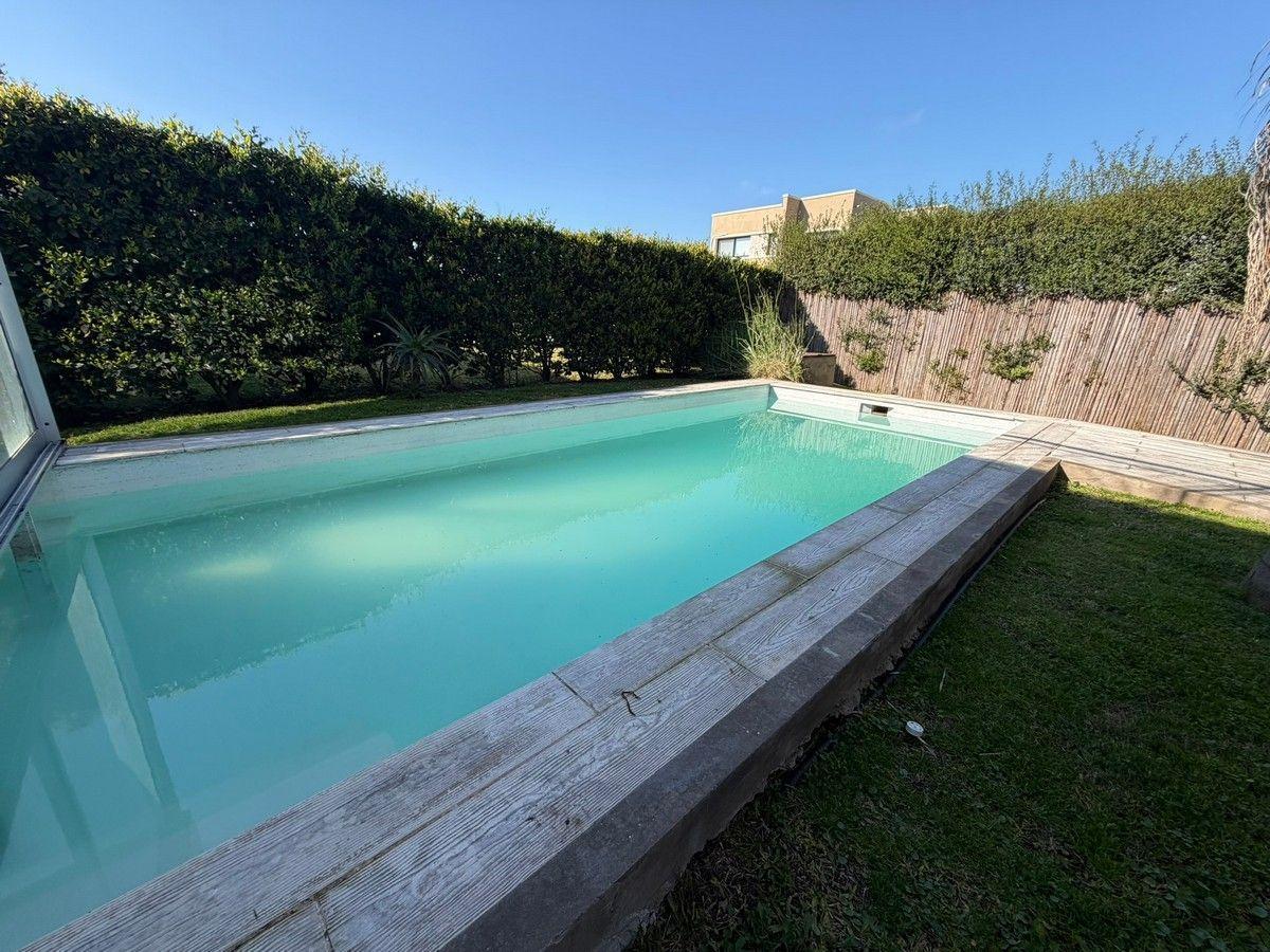 Foto de Venta Excelente casa 3D Pileta La Canada lote central, imagen 2