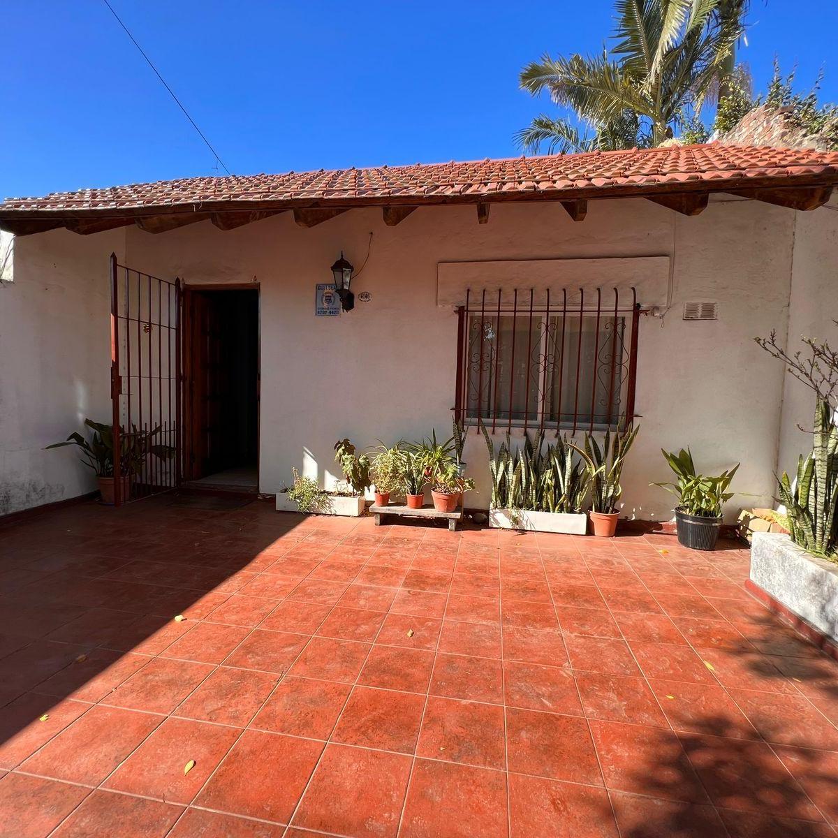 CASA CON LOTE DE 10x41 ; parque de 20 metros ESCUCHO OFERTAS