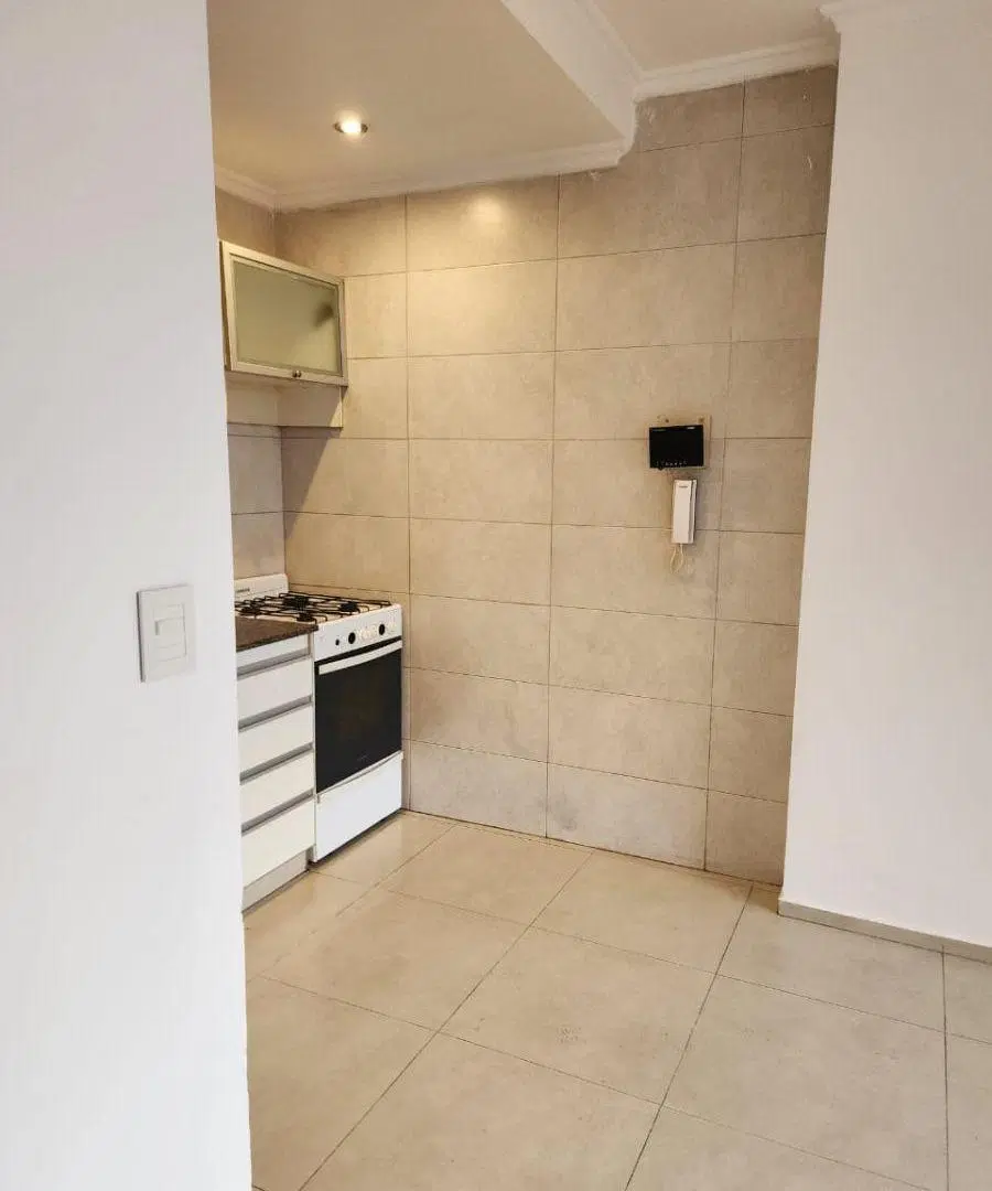 Departamento de 35 m2 más patio en alquiler en Monte Castro 4