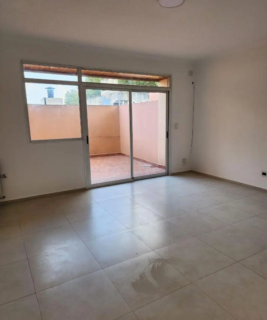 Departamento de 35 m2 más patio en alquiler en Monte Castro 2