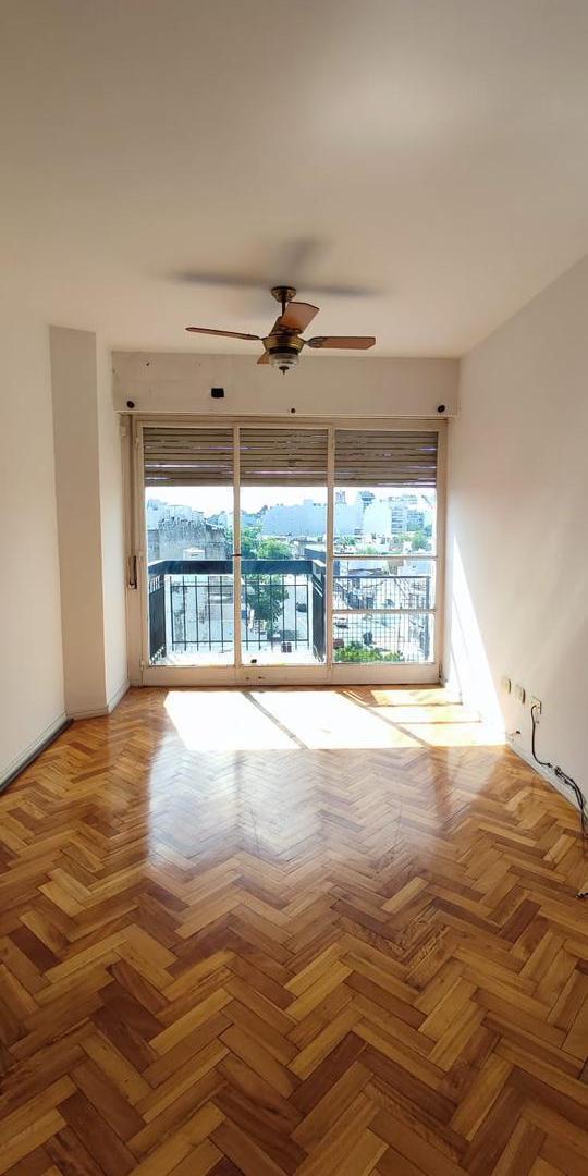 VENTA 3 AMBIENTES AL FRENTE CON BALCÓN | VISTA ABIERTA A LA CIUDAD | IDEAL INVERSOR | ESQUINA PAREJA