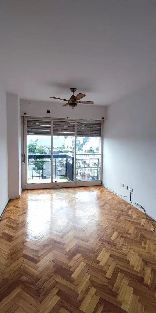VENTA 3 AMBIENTES AL FRENTE CON BALCÓN | VISTA ABIERTA A LA CIUDAD | IDEAL INVERSOR | ESQUINA PAREJA 1