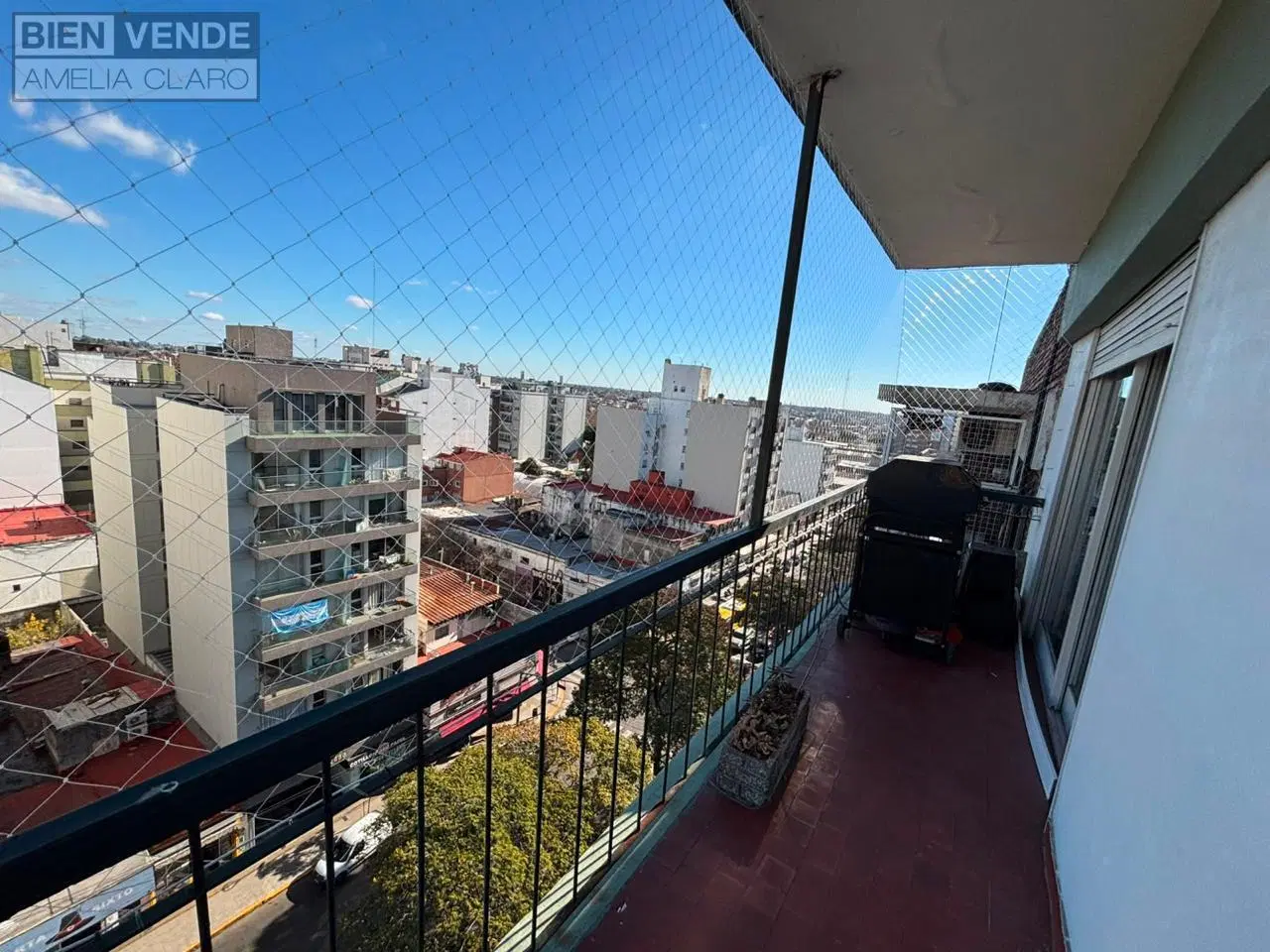 Venta Departamento 4 ambientes con balcon y cochera en Olivos 5