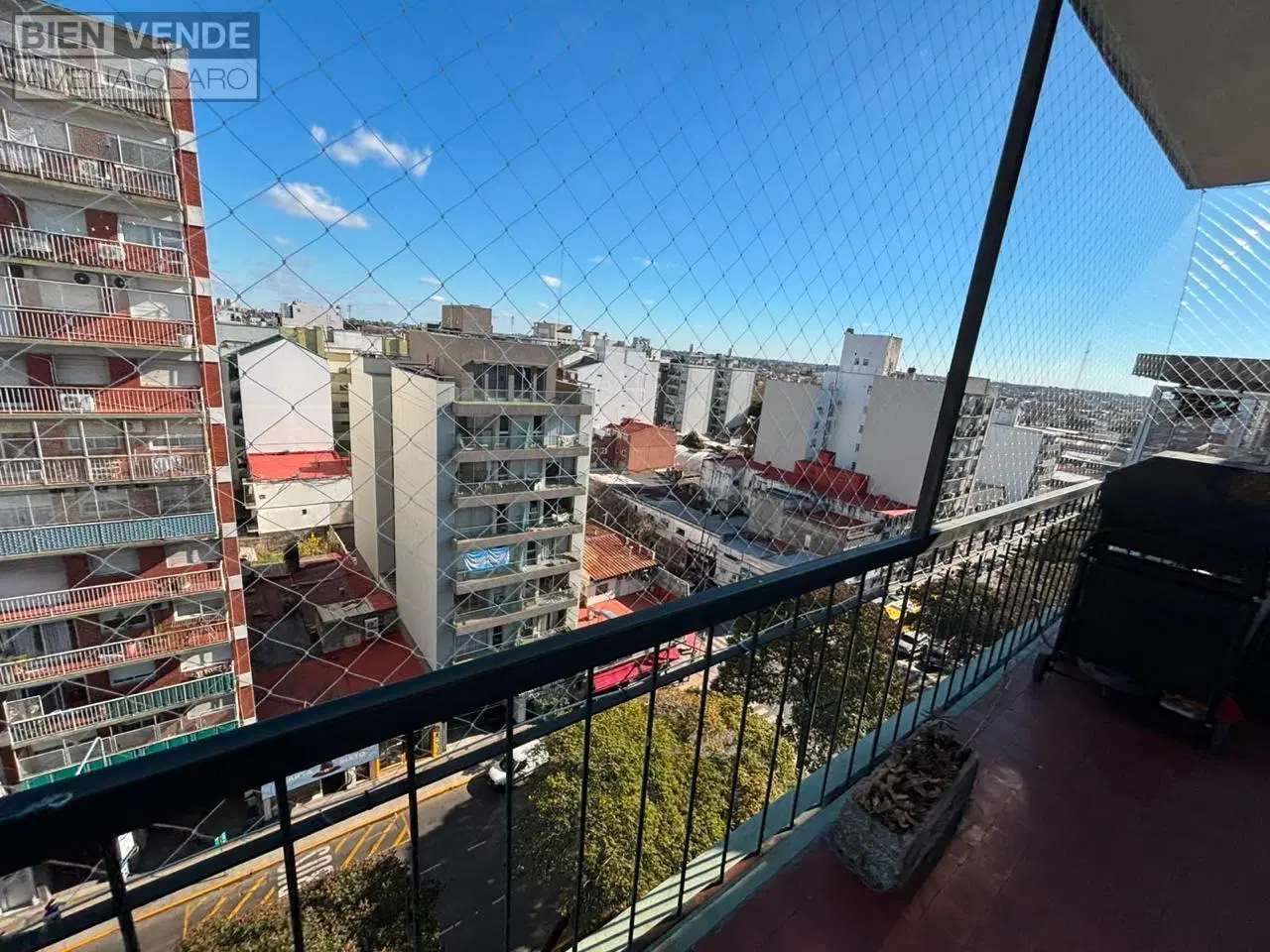 Venta Departamento 4 ambientes con balcon y cochera en Olivos 3