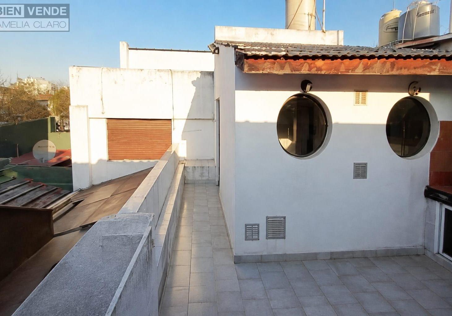 Foto de CASA EN CABALLITO – AMPLIOS ESPACIOS, QUINCHO, TERRAZA Y COCHERA, imagen 2