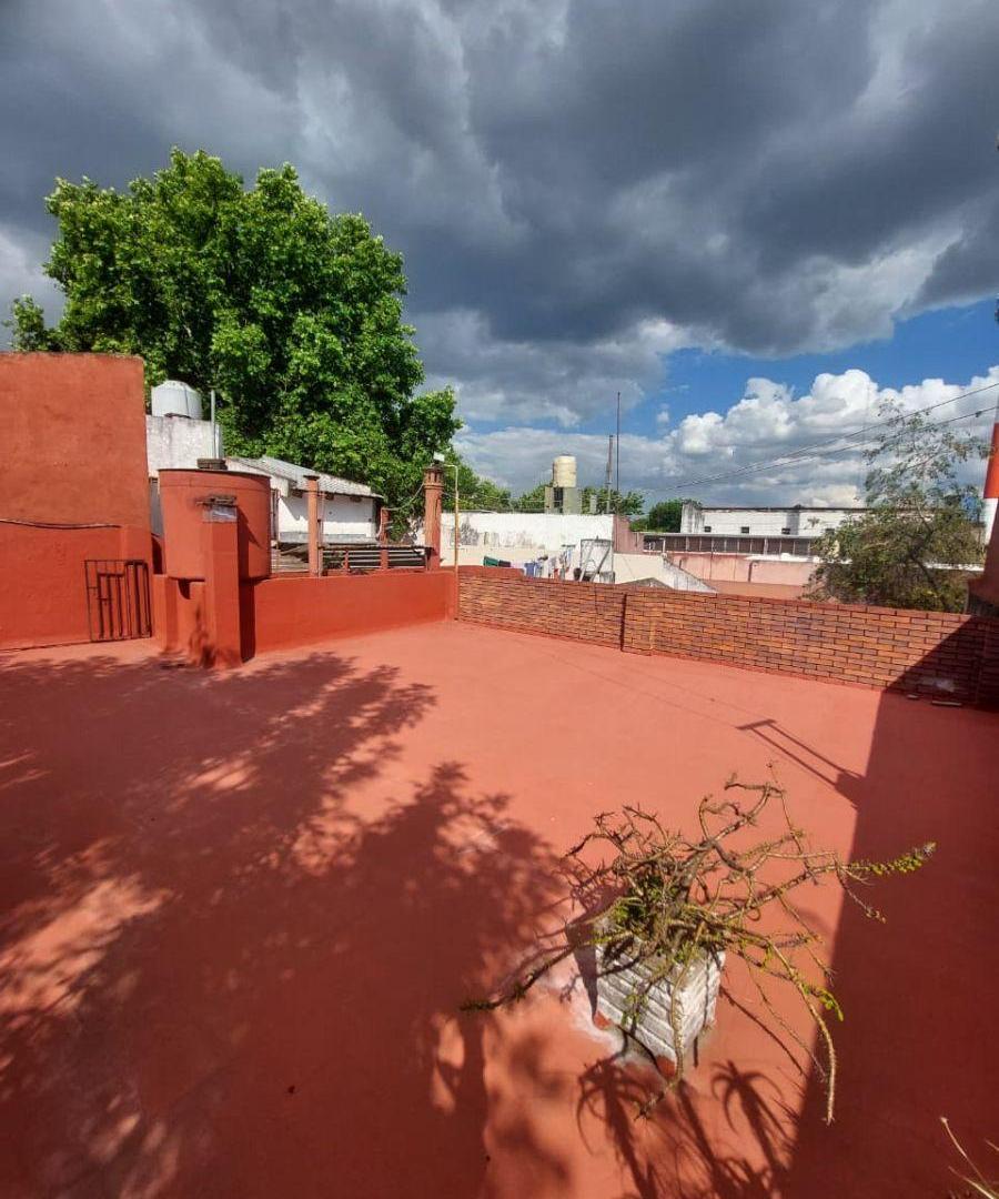 Venta Casa 3 ambientes amplia Terraza y Quincho, en Parque Avellaneda