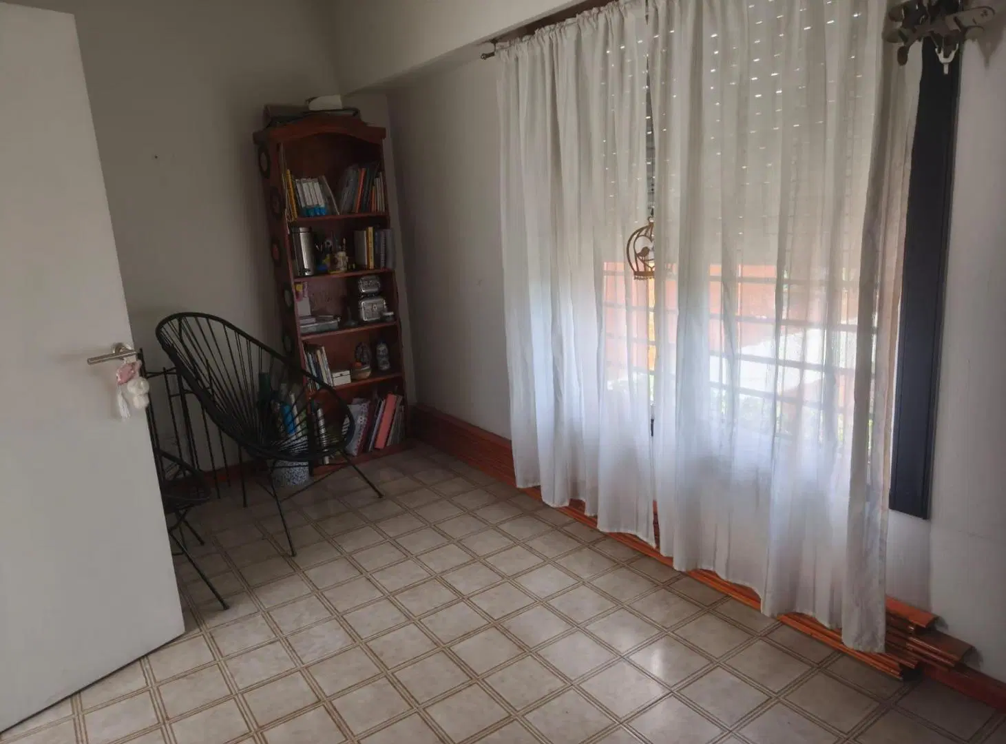 Casa 4 ambientes con cochera y entrada de auto 4