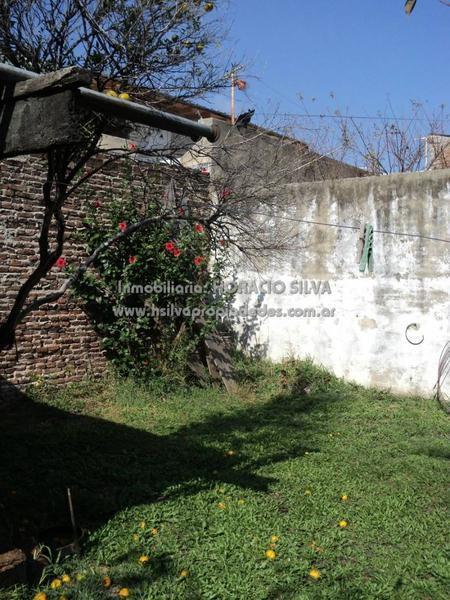 Amplio Lote C/ Dos Departamentos y Galpón - Sobre Av / Lanus Oeste 3