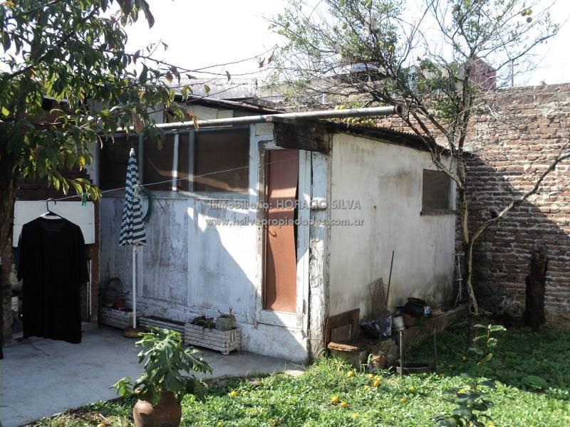 Amplio Lote C/ Dos Departamentos y Galpón - Sobre Av / Lanus Oeste 3