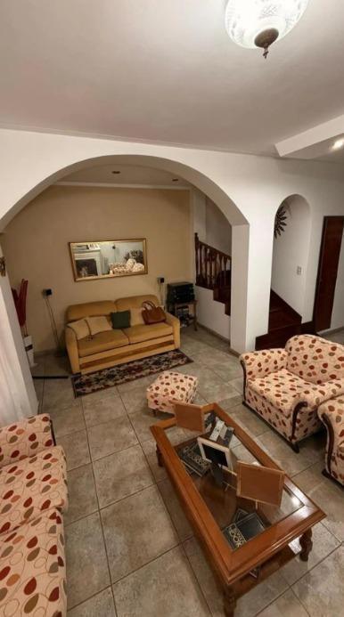 Foto de CASA DE 4 AMBIENTES EN VENTA SOBRE LOTE PROPIO, 4 COCHERAS., imagen 2