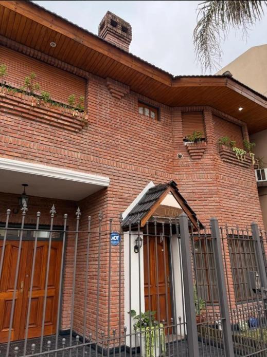 Foto de CASA DE 4 AMBIENTES EN VENTA SOBRE LOTE PROPIO, 4 COCHERAS., imagen 1