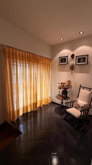 Foto de CASA DE 4 AMBIENTES EN VENTA SOBRE LOTE PROPIO, 4 COCHERAS., imagen 1