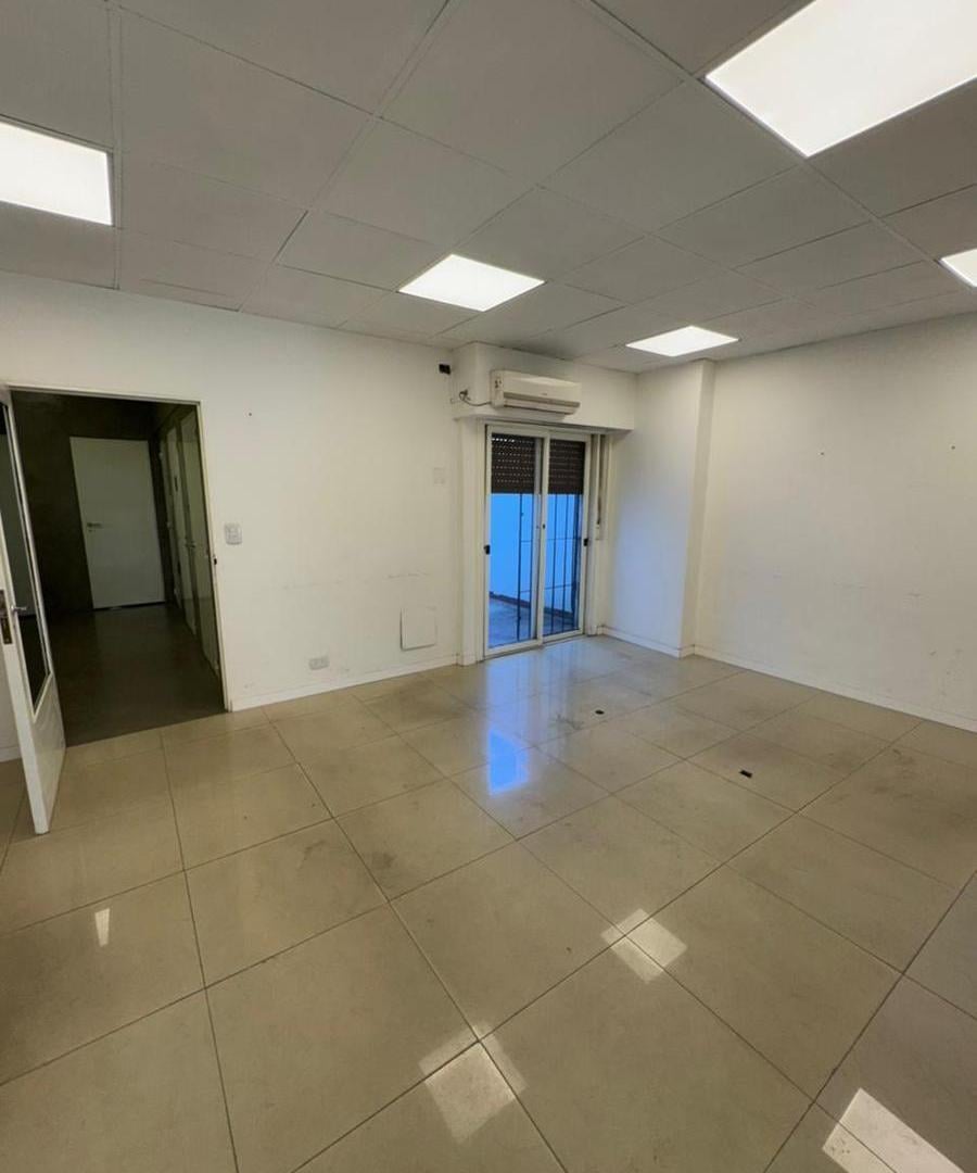 Foto de OFICINA 4 AMBIENTES CON HALL DE RECEPCIÓN, 2 PATIOS, ACCESO DIRECTO POR, imagen 1