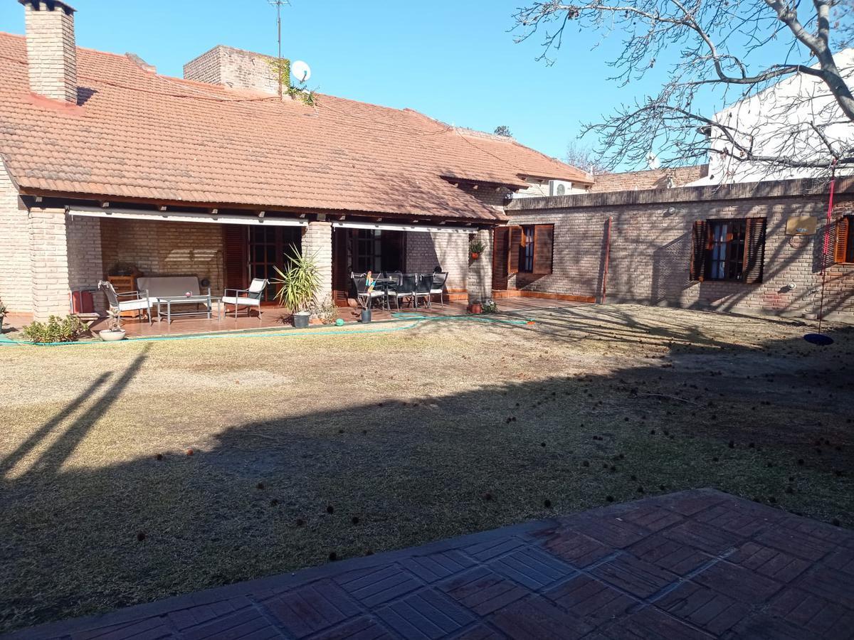 Gran casa en venta a metros de Hotel Neper en Villa Belgrano , una planta , recibo menor